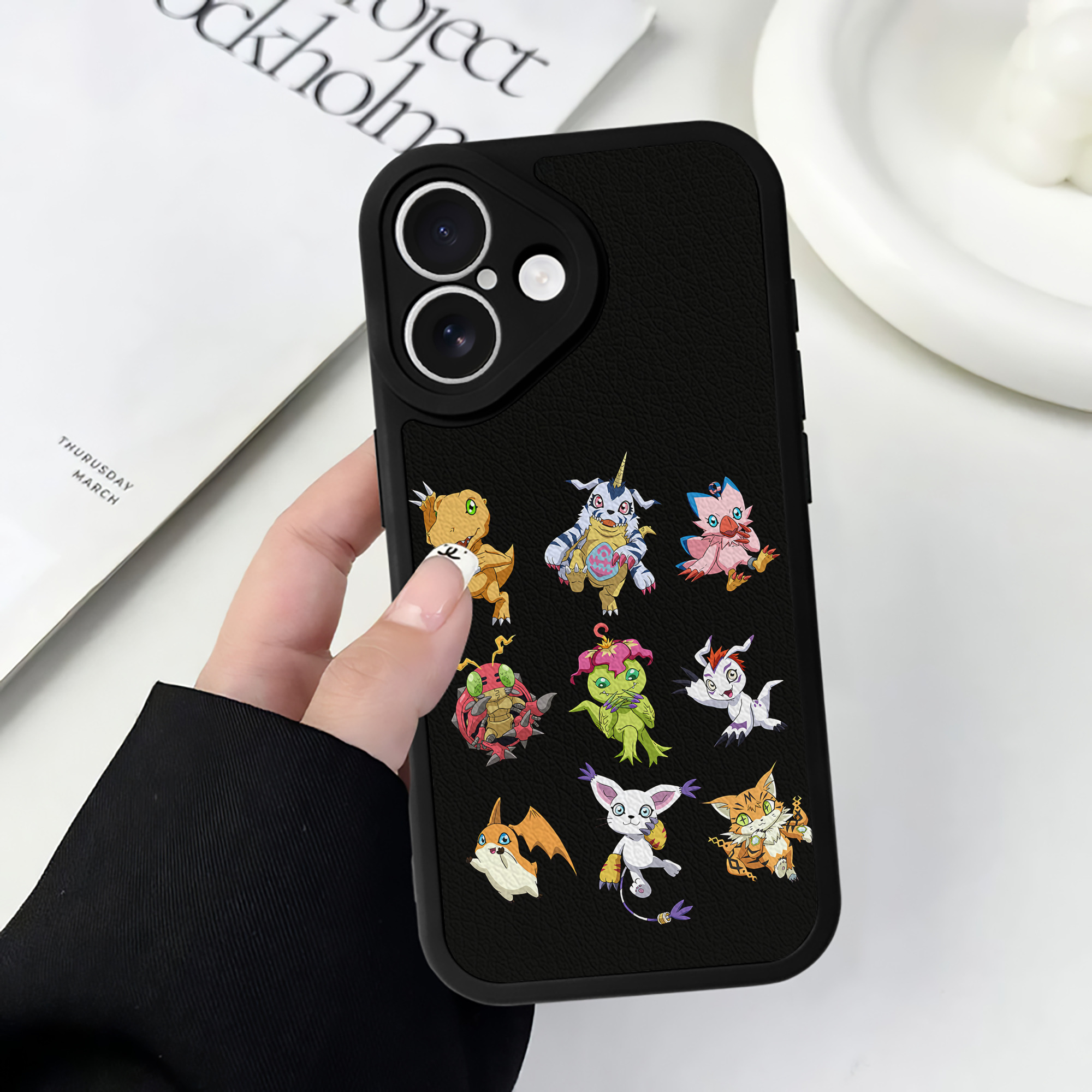 （画像用） Digimon デジタルモンスター/デジモン 【iPhone 16シリーズ対応】シリコンスマホケース（レザー調） 材質：シリコン